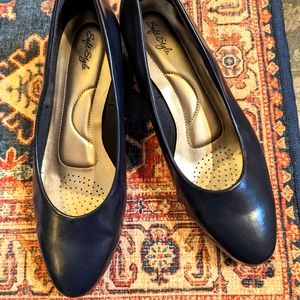 Navy pumps size 12W